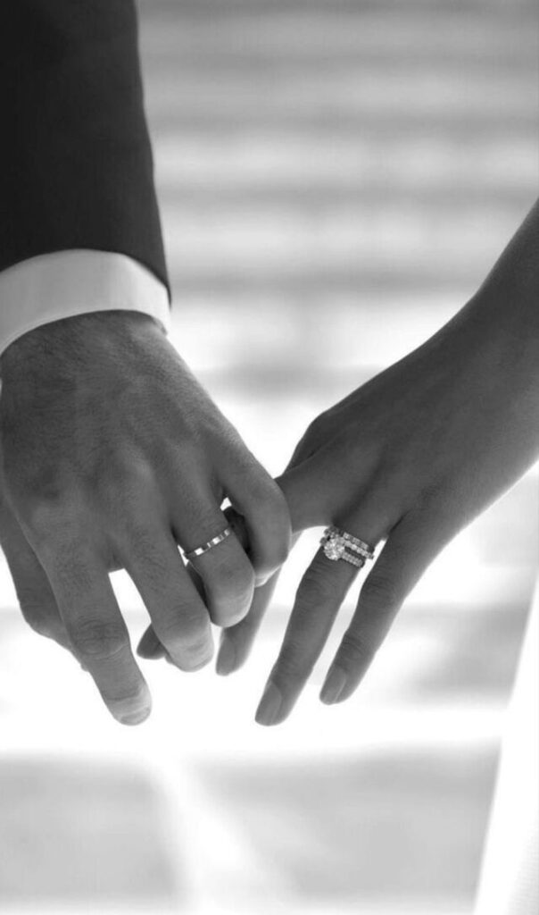 Chụp tay đôi đẹp trong studio hoặc ngoài trời theo phong cách tự nhiên