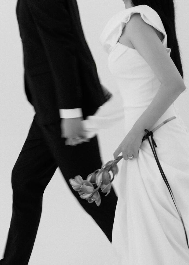 Chụp tay đôi đẹp tại studio chuyên nghiệp hoặc ngoài trời tự nhiên