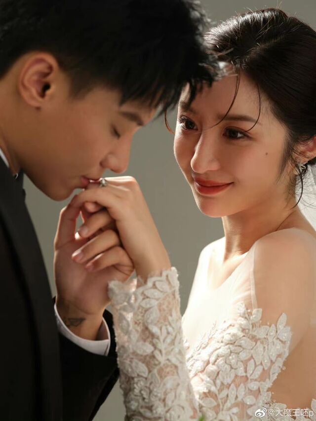 Chụp ảnh bàn tay đôi với background mờ ảo