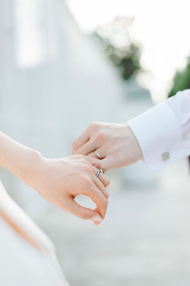 Chụp tay đôi đẹp với background mờ ảo nhẹ nhàng