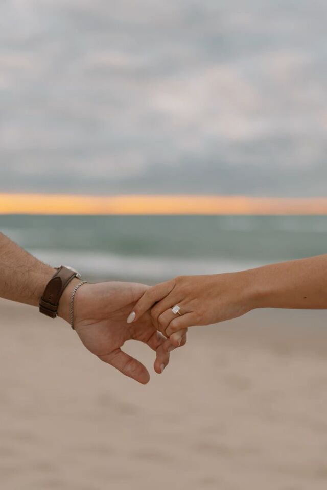 Chụp ảnh tay cặp đôi đang nắm tay khi đi bộ