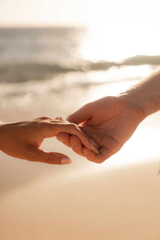 Chụp ảnh tay cặp đôi nắm tay khi đi bộ trên phố