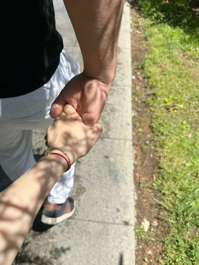 Những kiểu chụp tay đôi đẹp khi ngồi quán cà phê