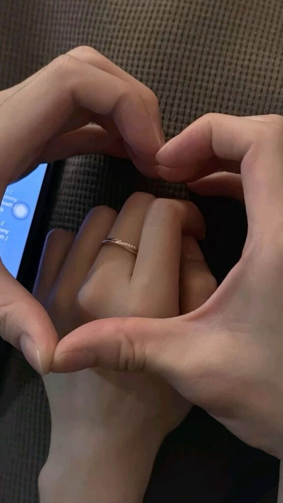 Hình ảnh nắm tay đẹp lãng mạn dành cho các cặp đôi