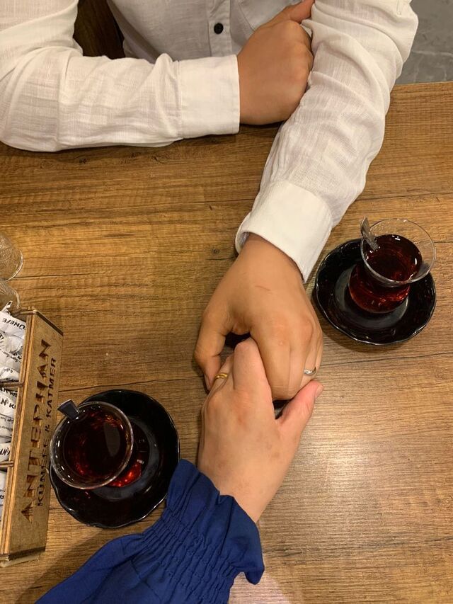 Chụp ảnh bàn tay đôi trong rừng lãng mạn và nghệ thuật