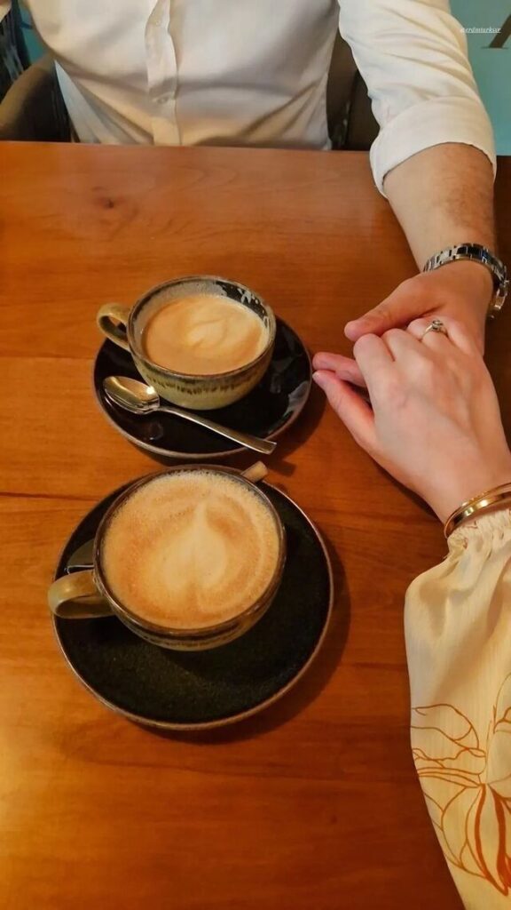 Chụp tay đôi đẹp giữa không gian rừng lãng mạn