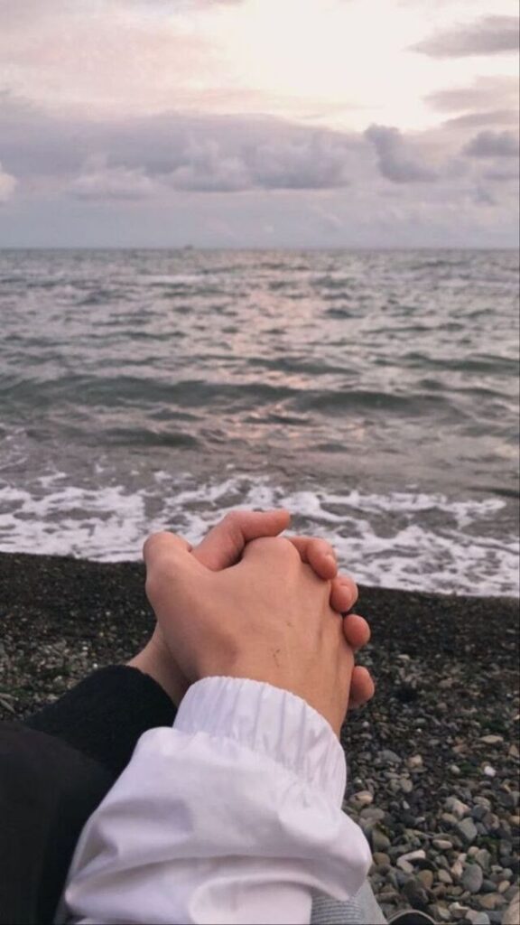 Hình ảnh nắm tay người yêu lãng mạn giữa khung cảnh rừng xanh