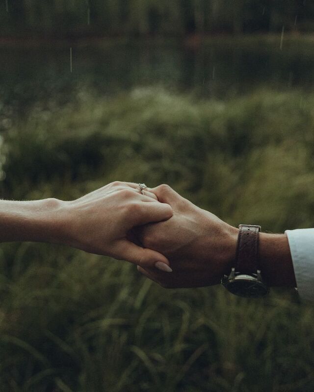 Chụp ảnh bàn tay đôi trong rừng lãng mạn và tự nhiên