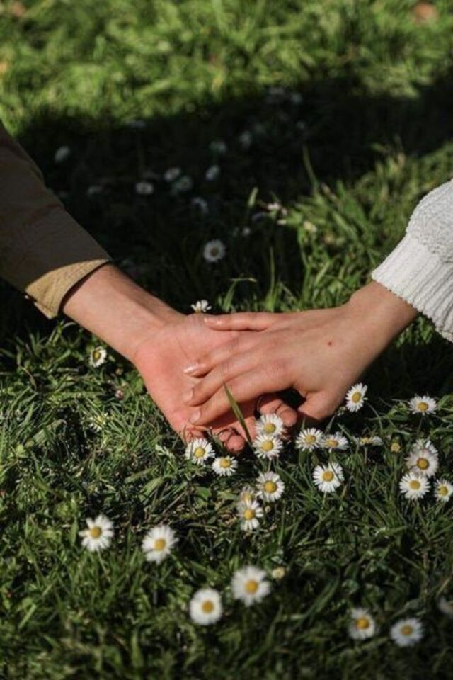 Ảnh đeo nhẫn đôi kỷ niệm ngày chính thức