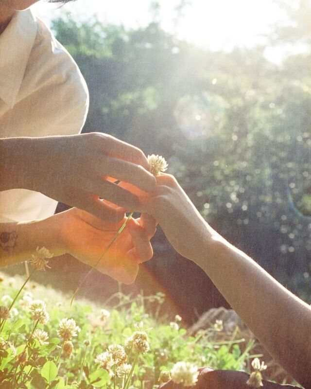 Chụp tay đôi đẹp với ảnh tay đeo nhẫn đôi trong lễ cầu hôn