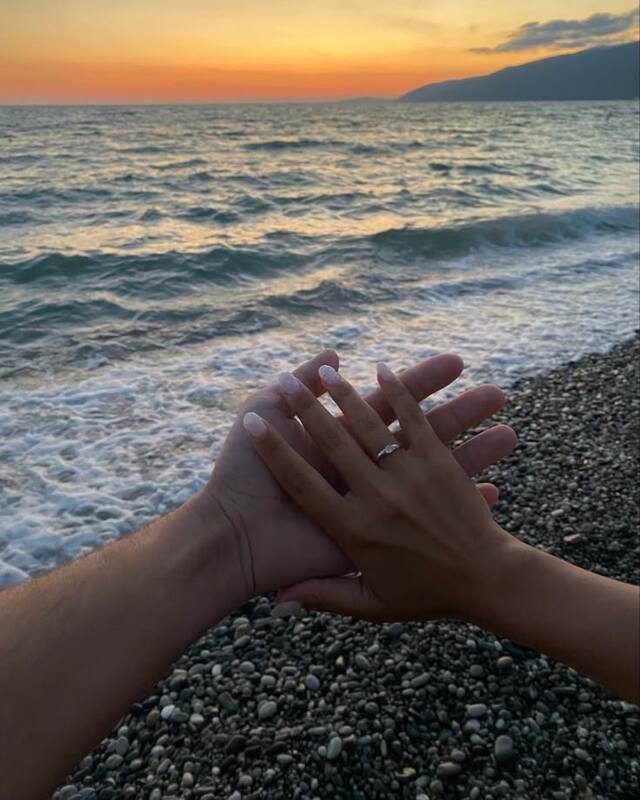 Ảnh cặp đôi yêu nhau nắm tay đeo nhẫn đôi ngày đính hôn