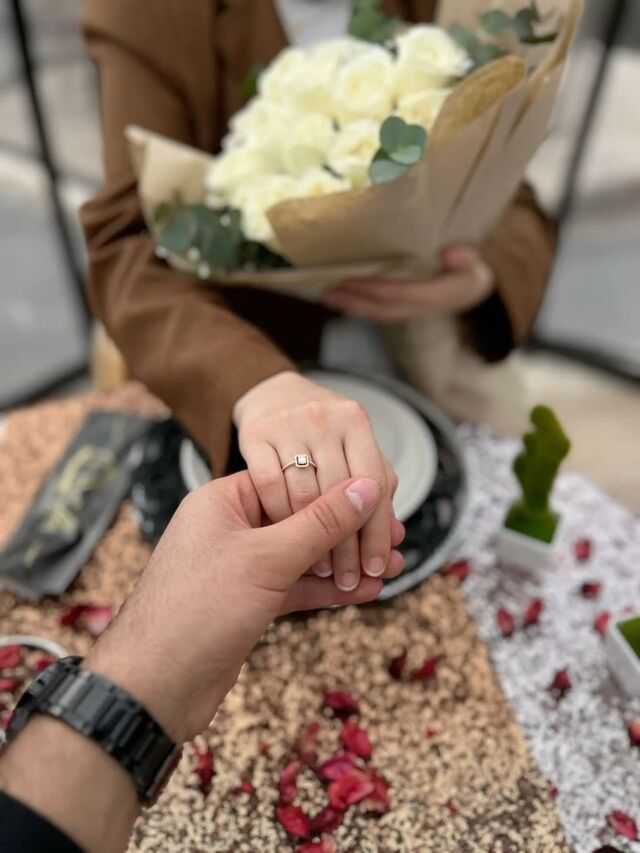 Chụp tay đôi đẹp kết hợp vòng tay đôi nắm nhẹ nhàng