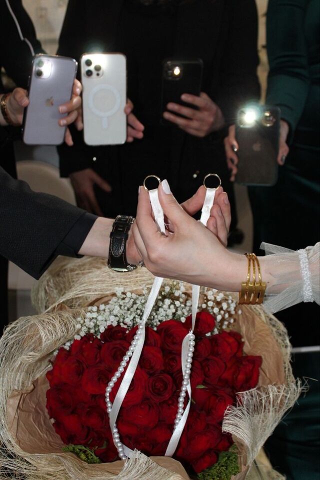 Hình ảnh vòng tay đôi nắm nhẹ nhàng cho bộ ảnh tay đôi đẹp