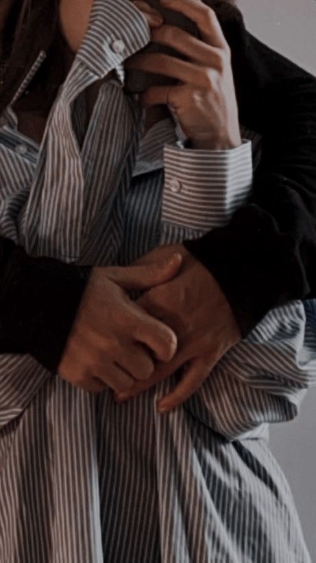 Hình ảnh đôi bàn tay đẹp thể hiện sự gắn bó bền chặt