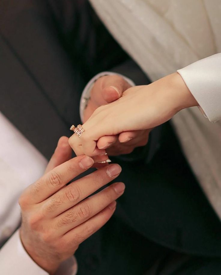 Hình ảnh đôi tay chạm nhau lần đầu sự rung động ban đầu