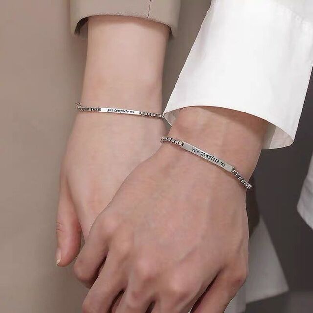 Chụp ảnh tay đôi đẹp trong tone màu vintage nhẹ nhàng lãng mạn