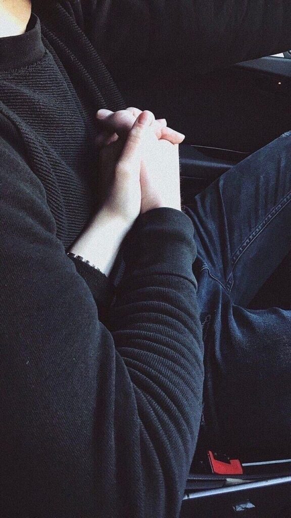 Hình đôi tay nhau thể hiện sự che chở và gắn kết