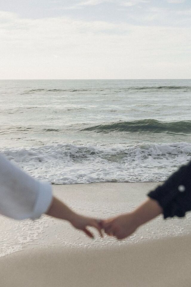 Hình ảnh cặp đôi yêu nhau nắm tay phong cách Hàn Quốc nhẹ nhàng