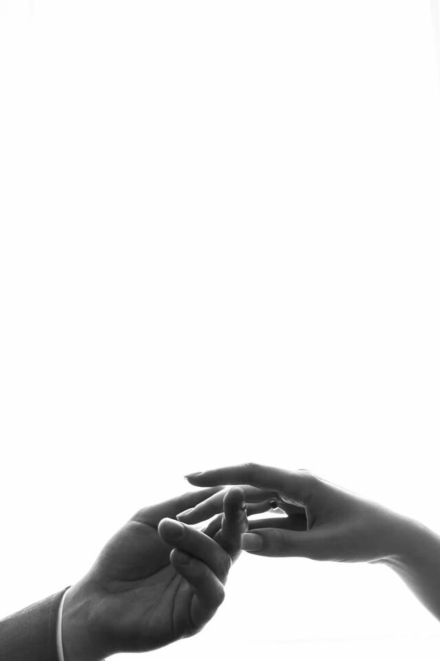 Ảnh cặp đôi yêu nhau nắm tay phong cách Hàn Quốc nhẹ nhàng và tinh tế