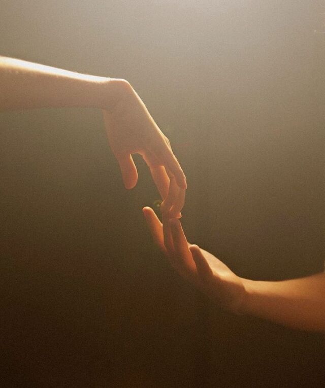 Hình nắm tay đẹp phong cách Hàn Quốc nhẹ nhàng cho cặp đôi yêu nhau