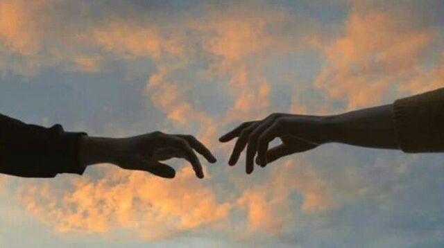 Chụp ảnh tay đôi nhẹ nhàng theo phong cách Hàn Quốc cho cặp đôi