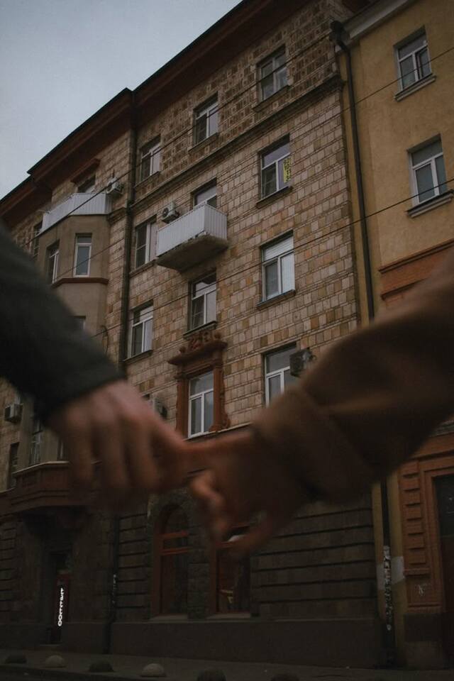 Chụp tay đôi đẹp với ánh sáng tự nhiên tạo nên ảnh đôi tay tình yêu