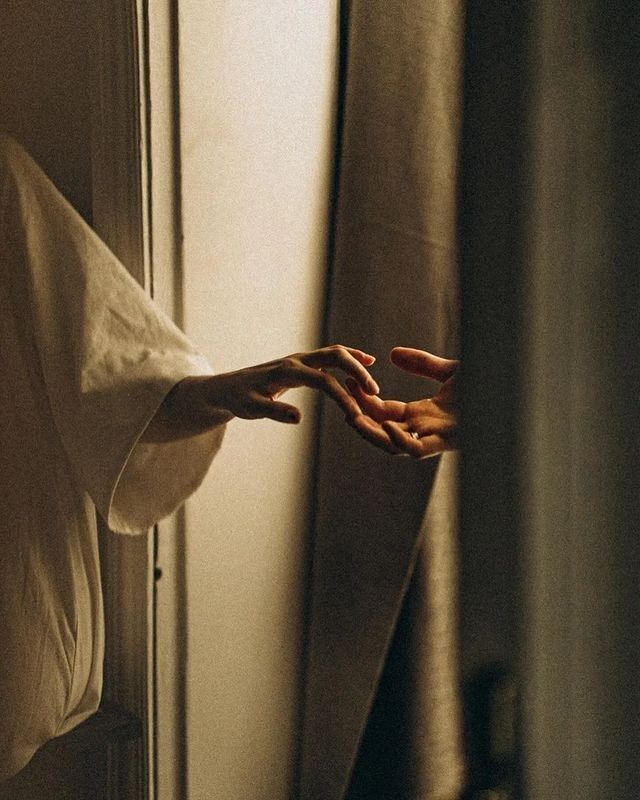 Chụp tay đôi đẹp cùng ánh sáng tự nhiên