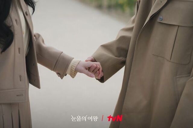 Chụp ảnh tay đôi lãng mạn với phụ kiện như vòng tay.