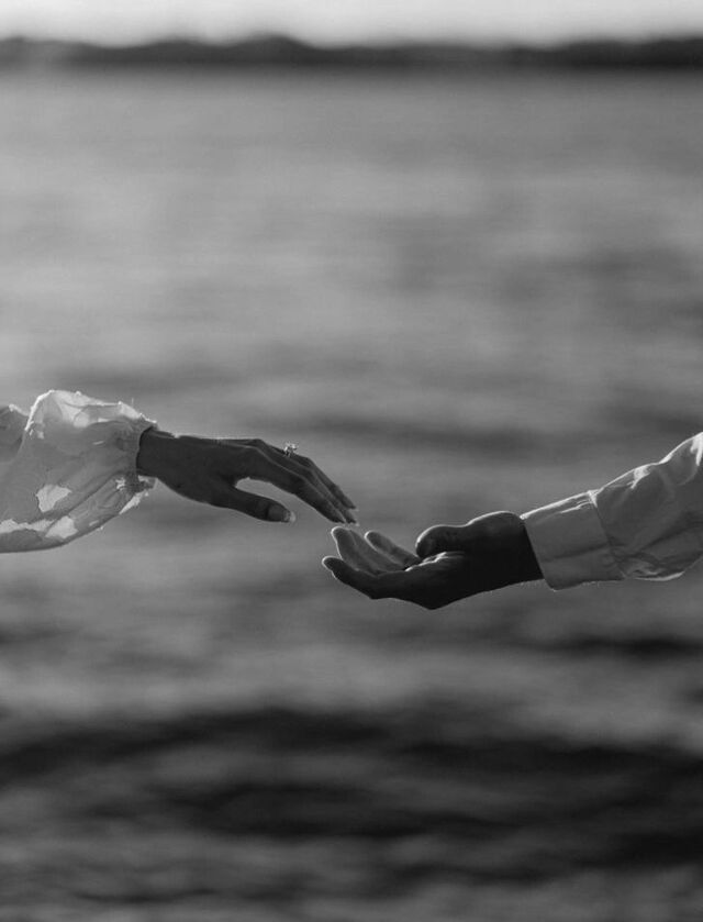 Ảnh cặp đôi yêu nhau nắm tay ngày kỷ niệm lãng mạn