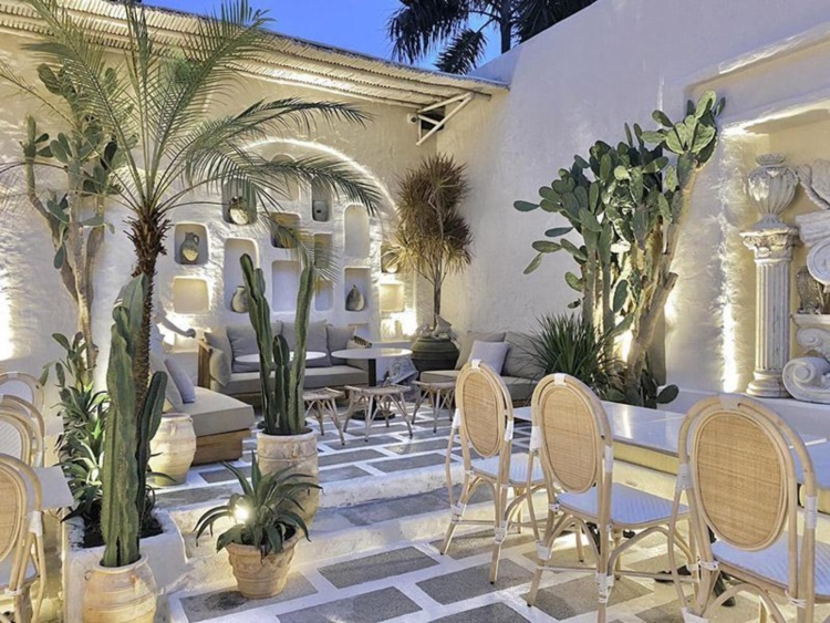 7+ cách tạo dáng chụp ảnh đẹp ở quán cà phê, các nàng đều mê