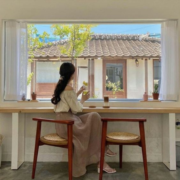 Chụp ảnh với cốc cafe