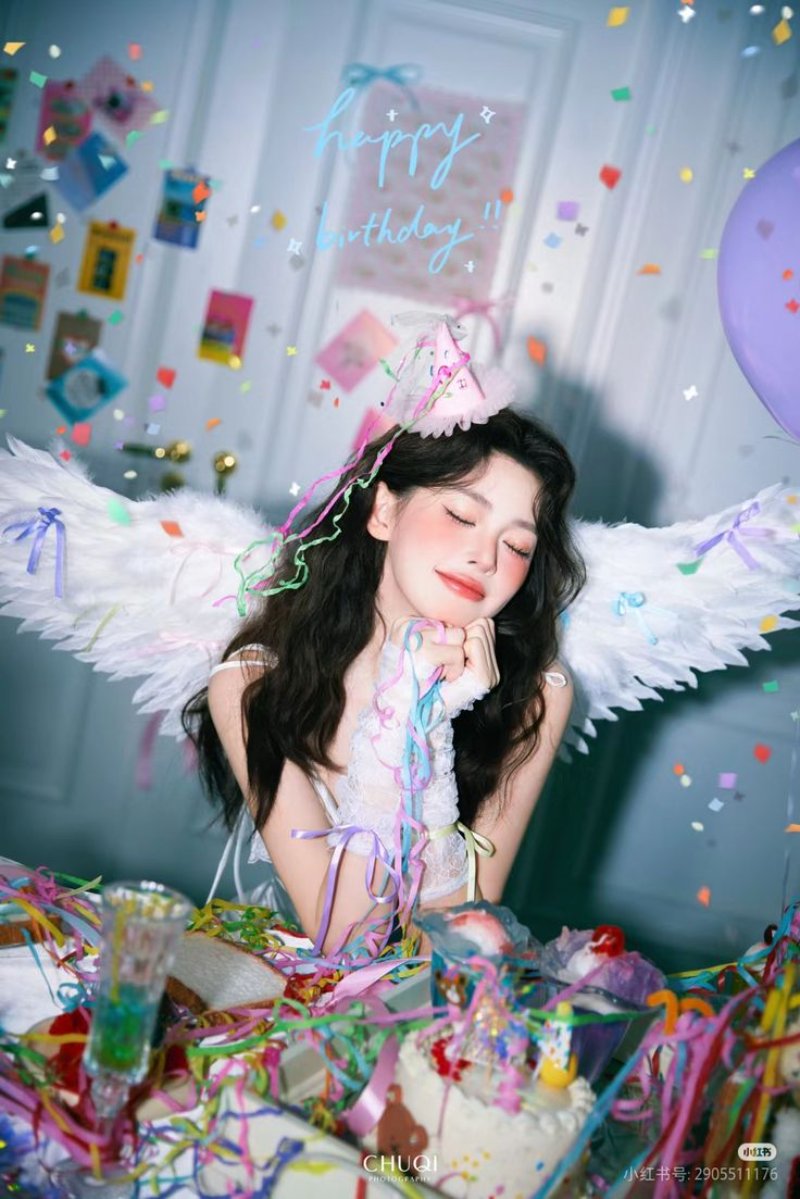 Tựa lên bàn khi chụp ảnh với bánh sinh nhật ( Nguồn ảnh: Sưu tầm )