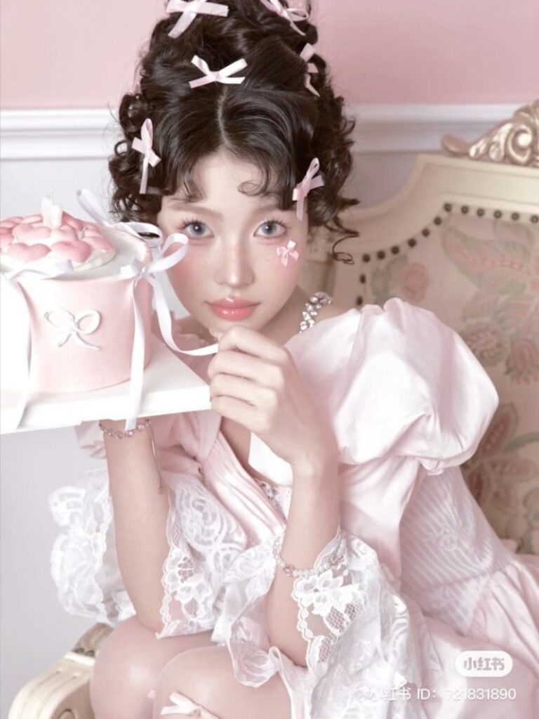 Giả vờ ăn bánh sinh nhật ( Nguồn ảnh: Sưu tầm )