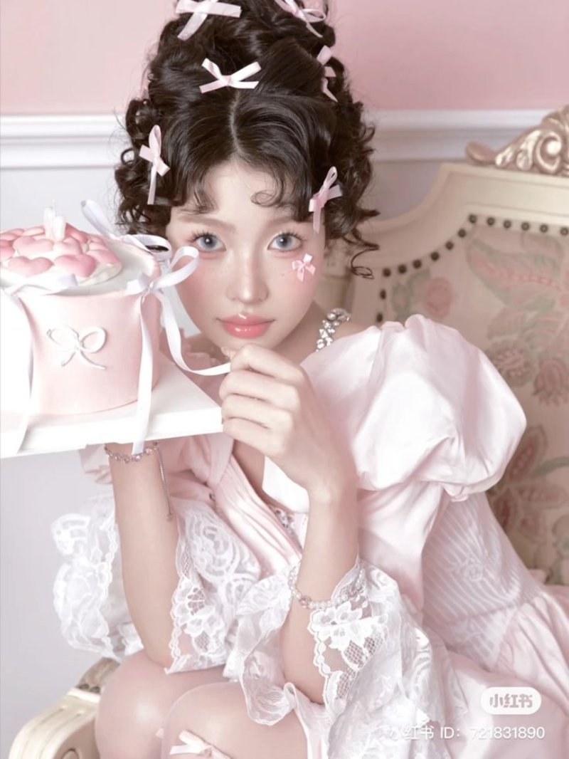 Hai tay che miệng tạo vẻ ngạc nhiên đáng yêu ( Nguồn ảnh: Sưu tầm )