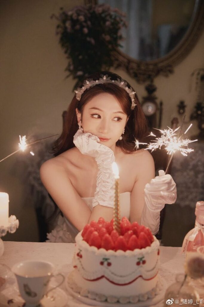 Nhìn thẳng camera và cười khi chụp ảnh với bánh sinh nhật ( Nguồn ảnh: Sưu tầm )