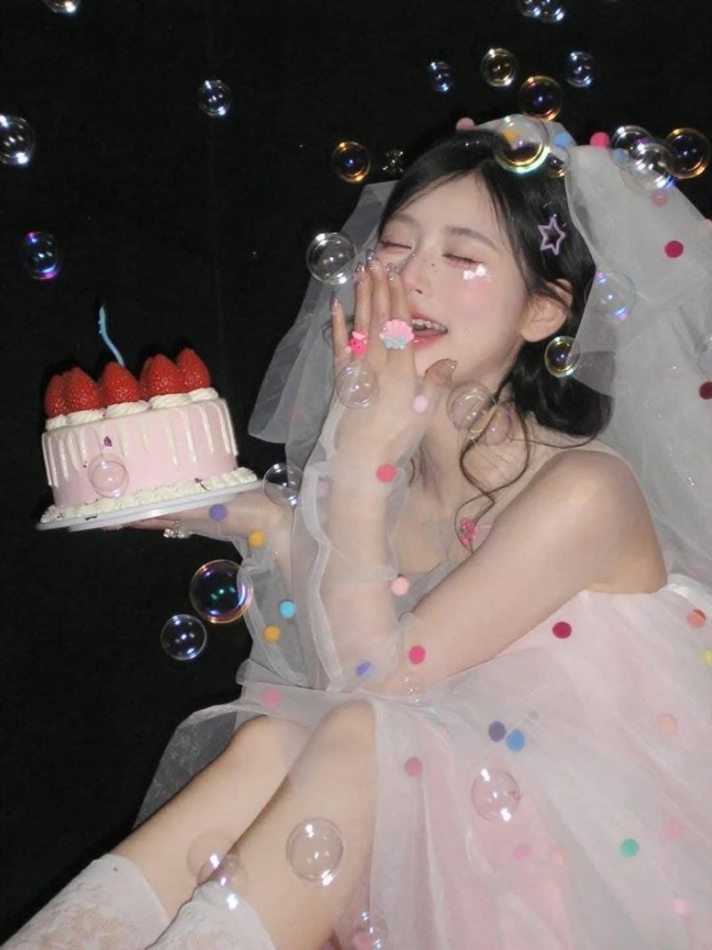 Giơ tay vẫy chào và tạo dáng "Say Hi" cùng bánh sinh nhật ( Nguồn ảnh: Sưu tầm )