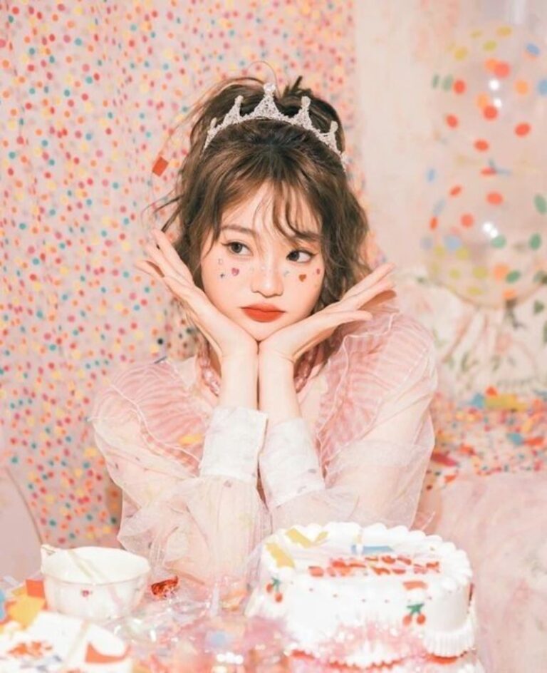 Cầm bánh sinh nhật ngồi giữa bạn bè ( Nguồn ảnh: Sưu tầm )