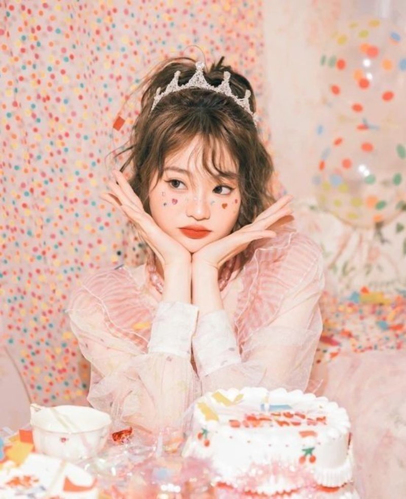 Cầm bánh cười và che miệng tinh nghịch ( Nguồn ảnh: Sưu tầm )