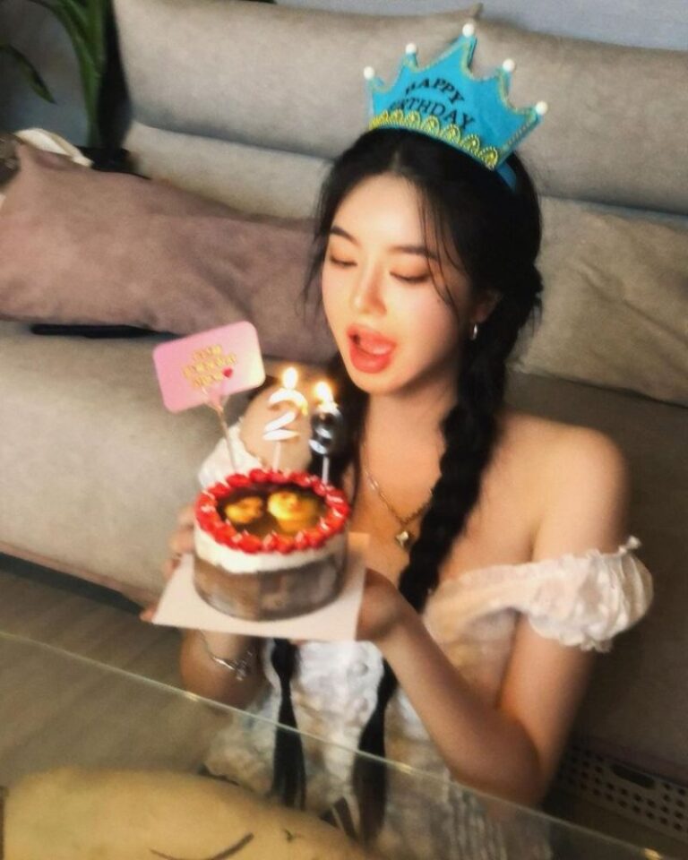 Làm dáng hình trái tim với bánh sinh nhật ( Nguồn ảnh: Sưu tầm )