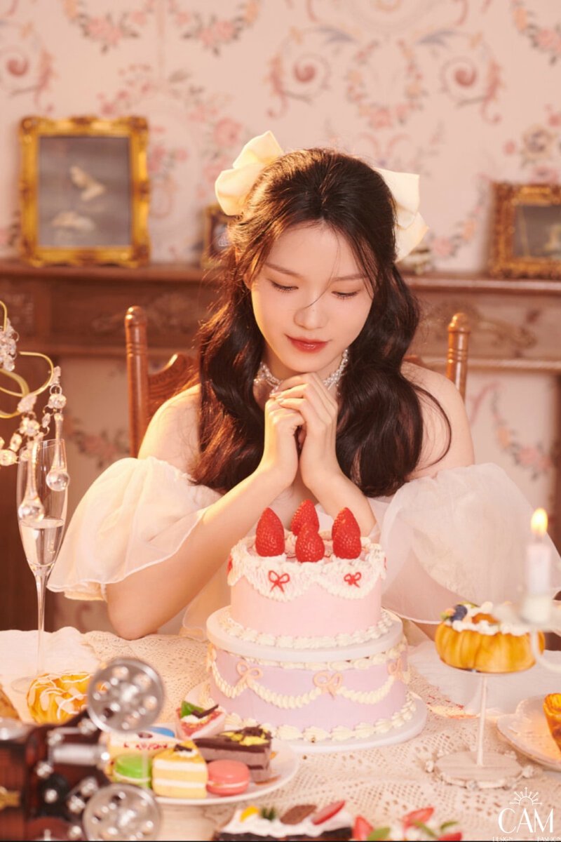 Chụp ảnh lung linh buổi đêm cùng bánh sinh nhật ( Nguồn ảnh: Sưu tầm )