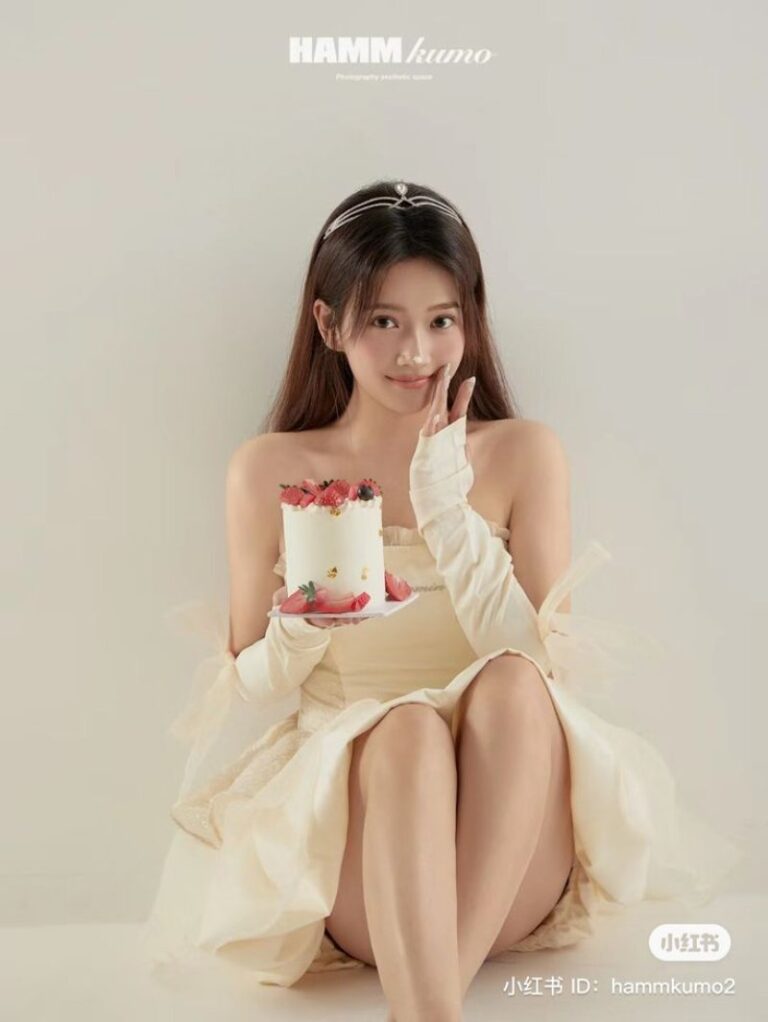 Tạo dáng chụp ảnh sinh nhật nhóm ( Nguồn ảnh: Sưu tầm )