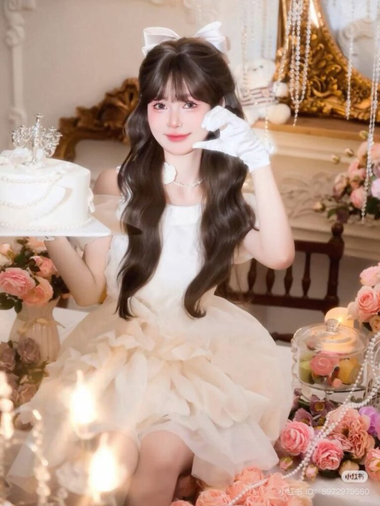 Ghi lại khoảnh khắc thổi nến ( Nguồn ảnh: Sưu tầm )