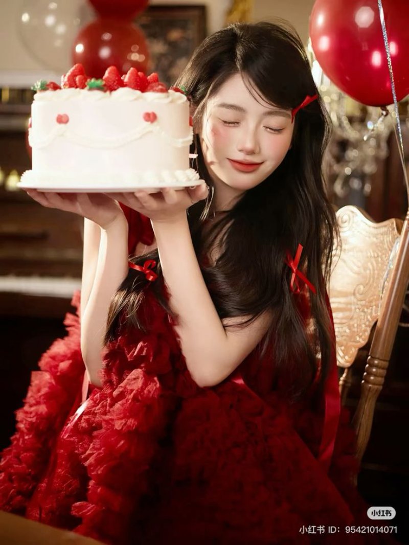 Chống cằm tạo dáng với bánh sinh nhật ( Nguồn ảnh: Sưu tầm )