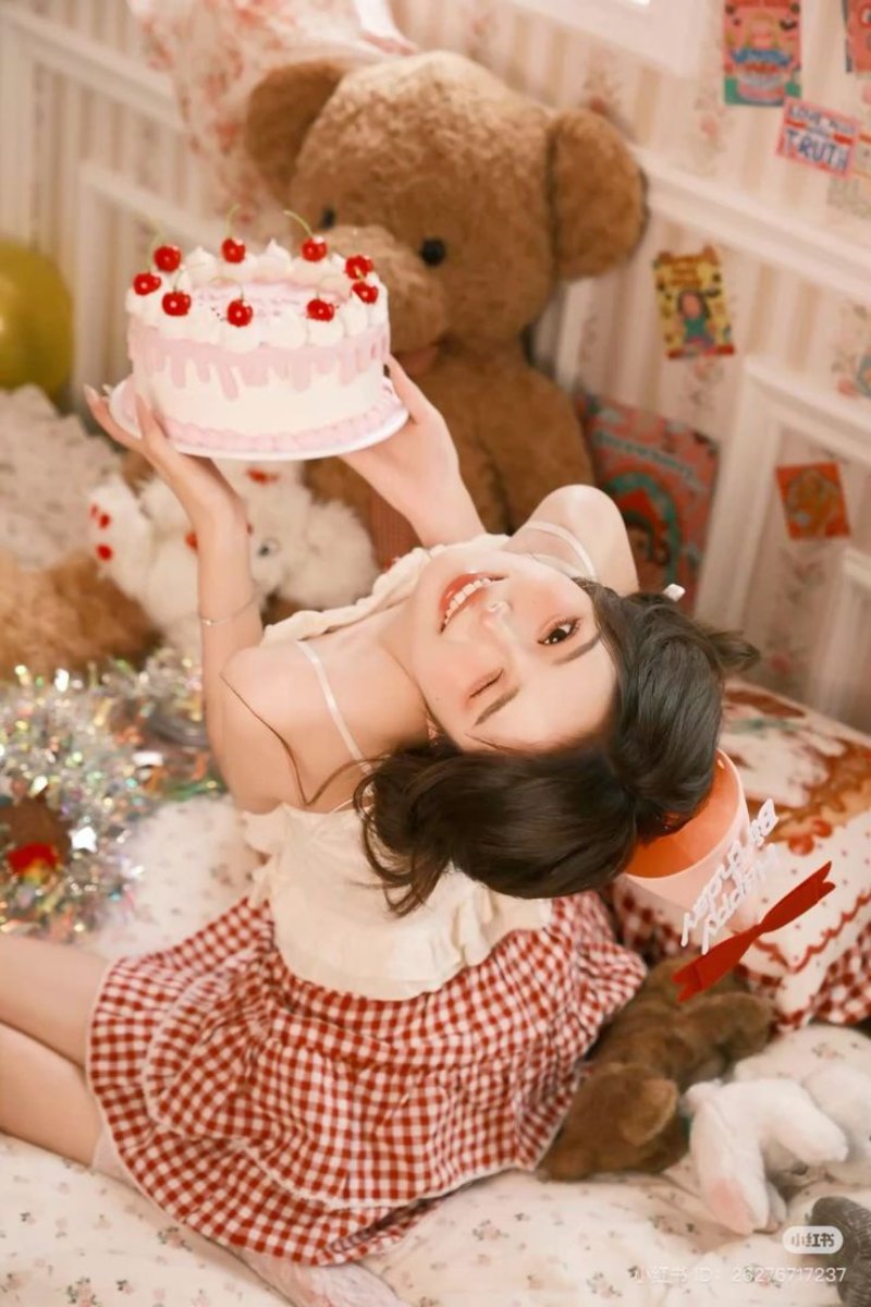 Đặt hai tay lên má khi tạo dáng chụp với bánh sinh nhật ( Nguồn ảnh: Sưu tầm )