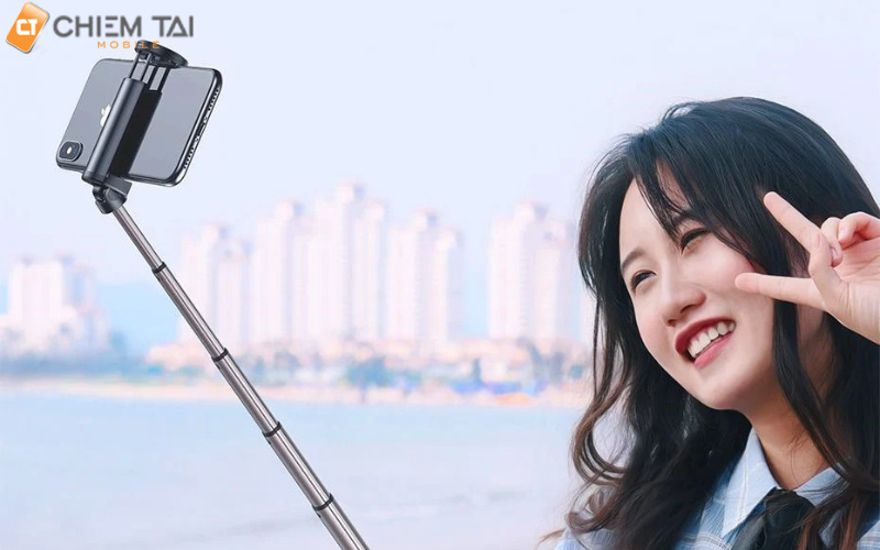 Sử dụng gậy tự sướng để kéo dài khoảng cách và tạo góc chụp đẹp hơn