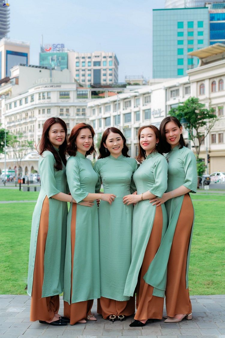 Cách để tay khi mặc áo dài