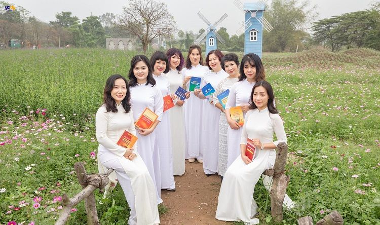 Kỷ yếu tạo dáng chụp ảnh áo dài tập thể