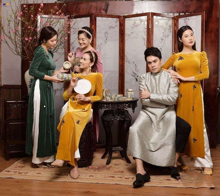 Tạo dáng chụp ảnh áo dài tập thể đẹp
