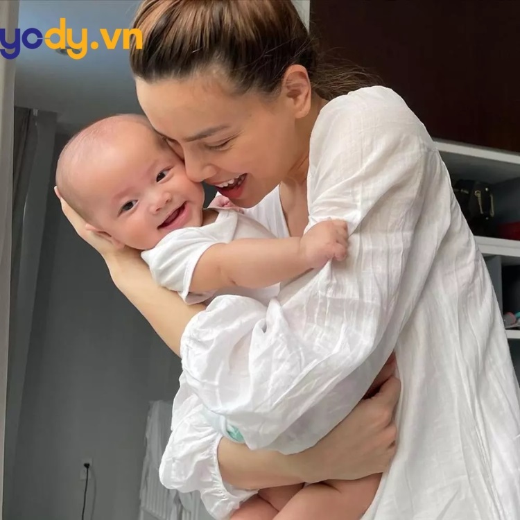 Bật mí 12 cách tạo dáng chụp ảnh 2 mẹ con đẹp, ấm áp