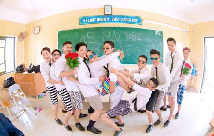 Bức hình nhóm bạn nam vui vẻ trêu đùa trong lớp học